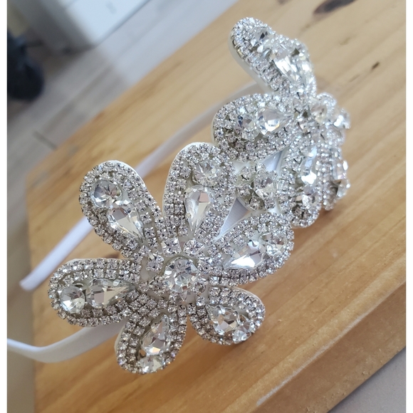 SOLD! NWT Bridal Crystal Flower Headband Headpiec - Picture 5 of 5